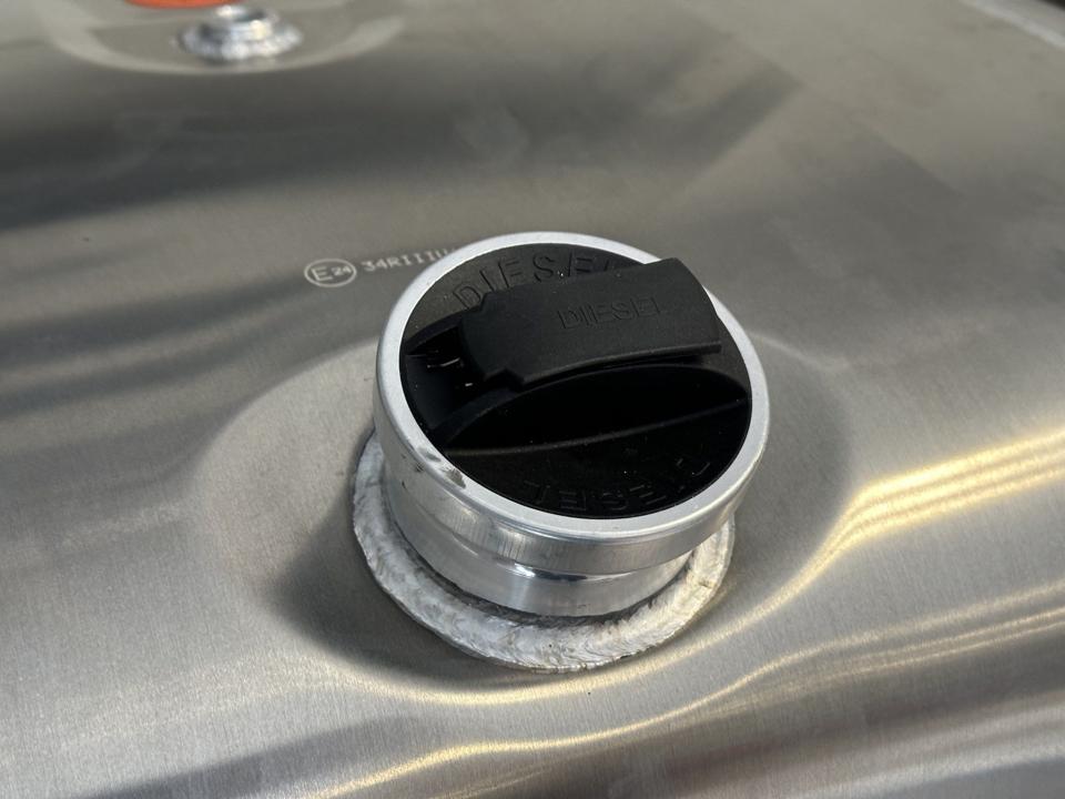 NEW Scania fuel tank cap with lock