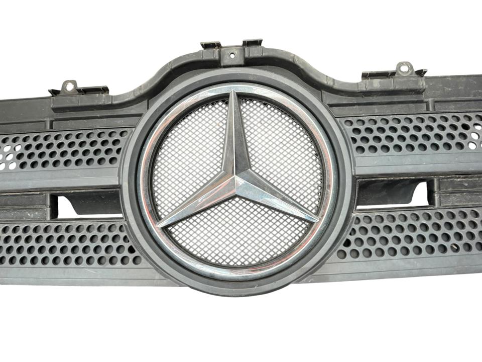 Kapoto grotelės A9607500618 Mercedes-Benz Trucks ACTROS MP4 / MP5 2018