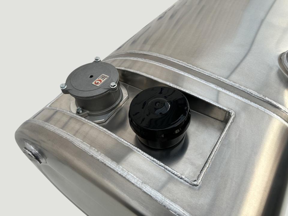 NEW combined Volvo / Renault 115L hydraulic / 485L fuel tank 710x690x1470