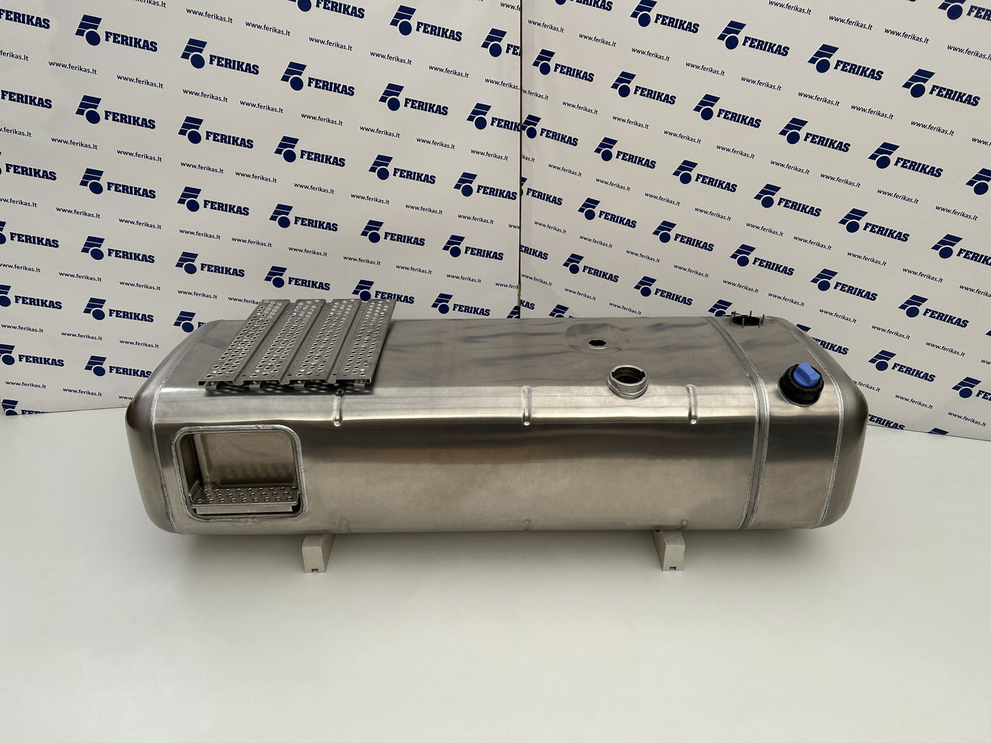 Naujas aliuminis kuro bakas Mercedes Benz Actros MP4 MP5 660L + 75L AdBlue 565x735x2130
