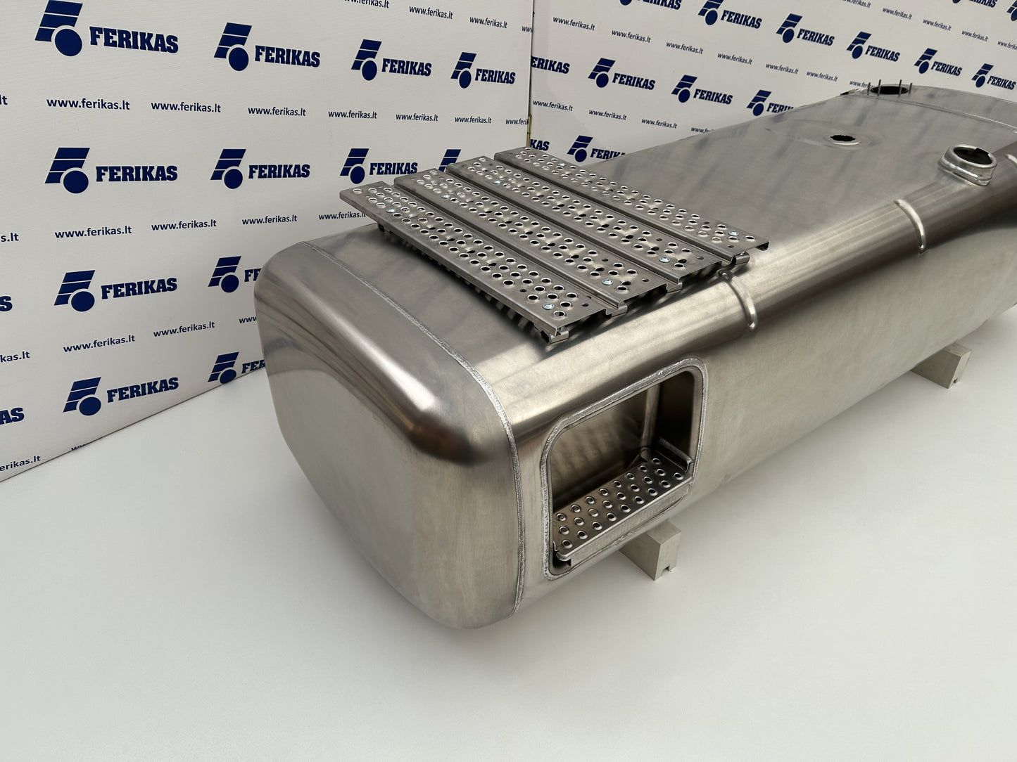 Naujas aliuminis kuro bakas Mercedes Benz Actros MP4 MP5 660L + 75L AdBlue 565x735x2130