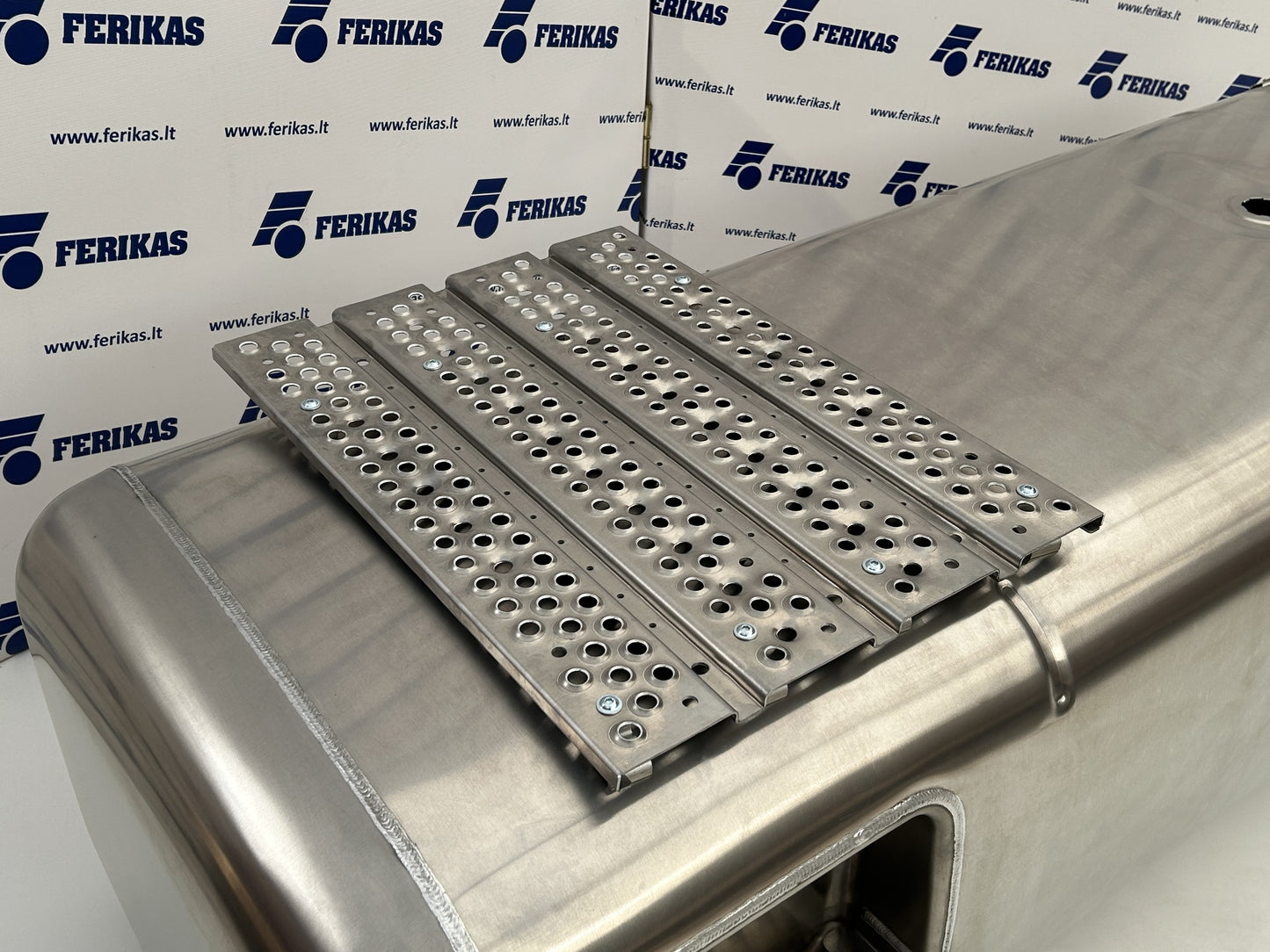 Naujas aliuminis kuro bakas Mercedes Benz Actros MP4 MP5 660L + 75L AdBlue 565x735x2130