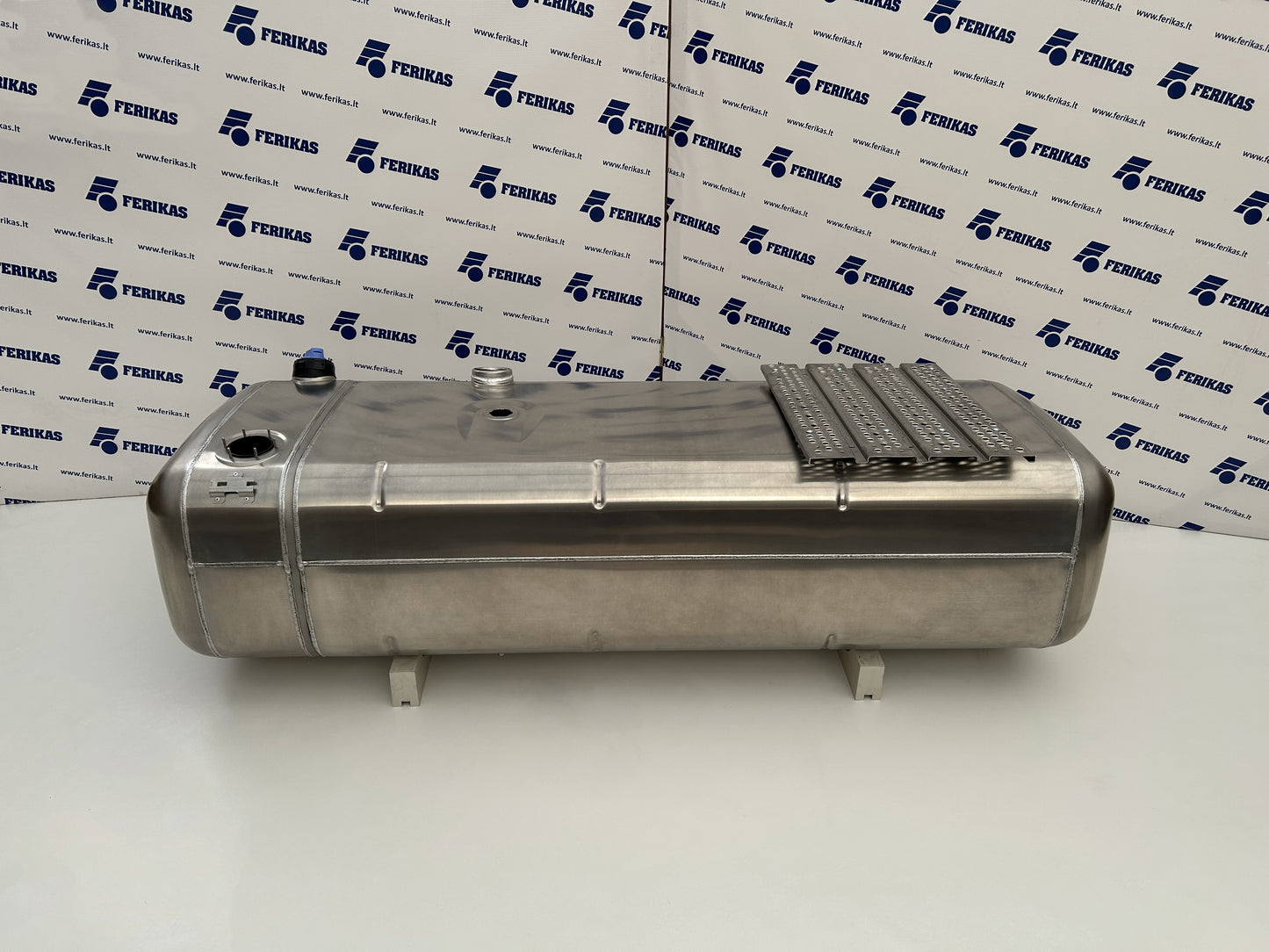 Naujas aliuminis kuro bakas Mercedes Benz Actros MP4 MP5 660L + 75L AdBlue 565x735x2130