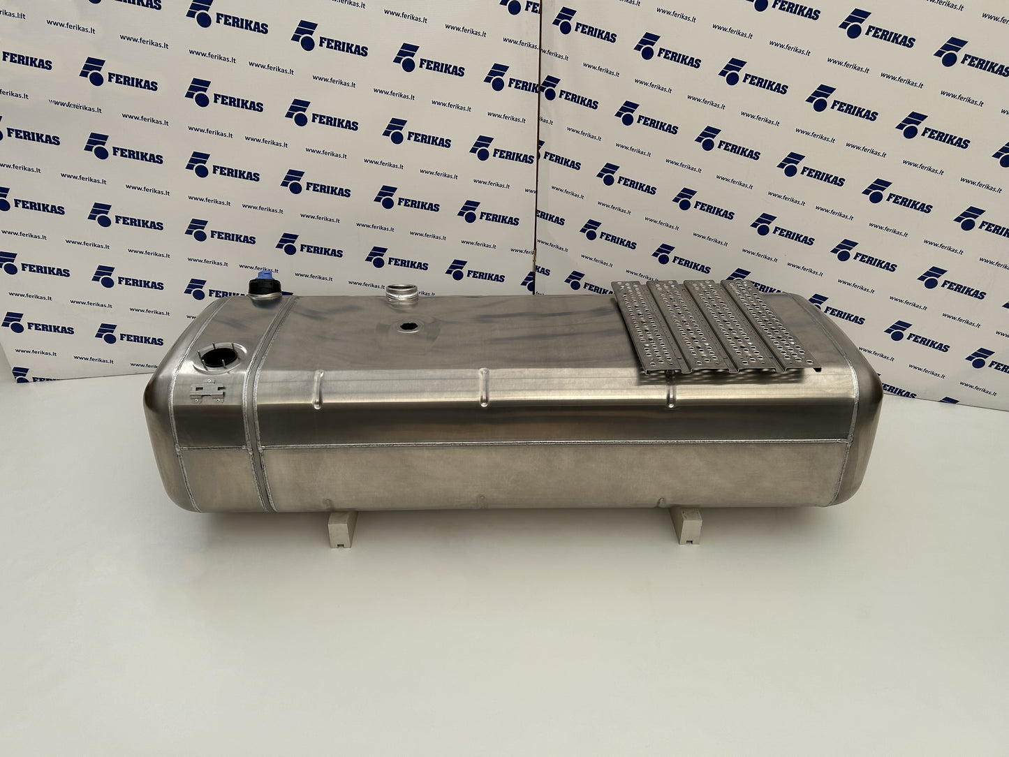Naujas aliuminis kuro bakas Mercedes Benz Actros MP4 MP5 660L + 75L AdBlue 565x735x2130