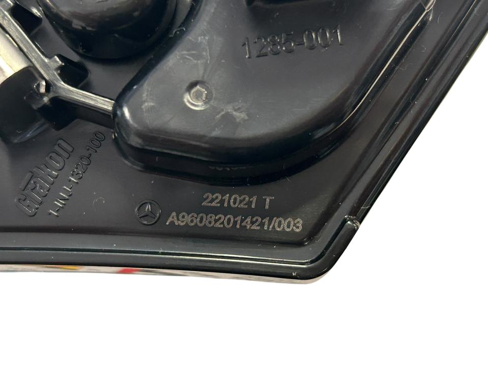 NEW Mercedes Benz indicator corner light A9608201421