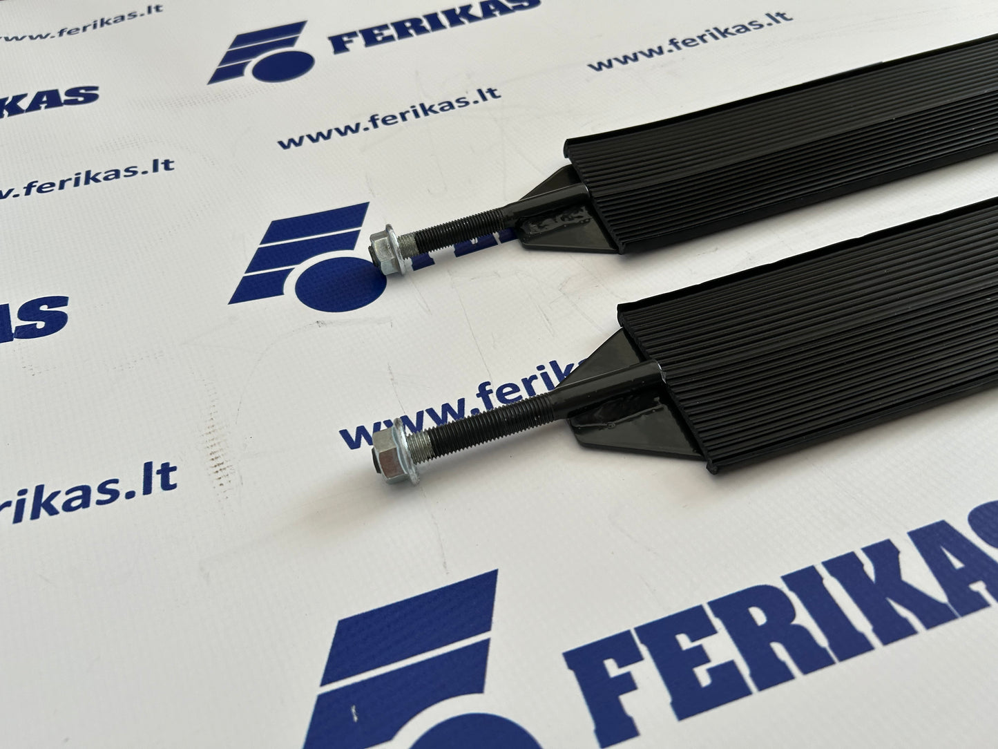 Mercedes Benz bako laikiklio juosta 700x735