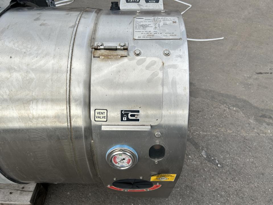 Fuel tank 5802695663 LNG Iveco Trucks S-WAY 2021