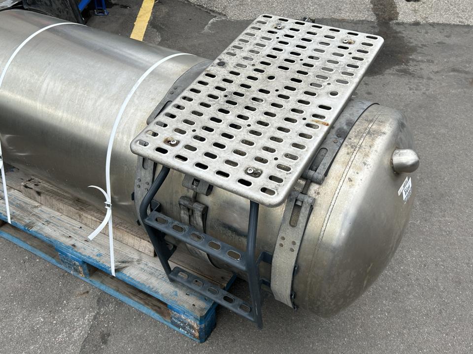 Fuel tank 5802695662 LNG Iveco Trucks S-WAY 2021