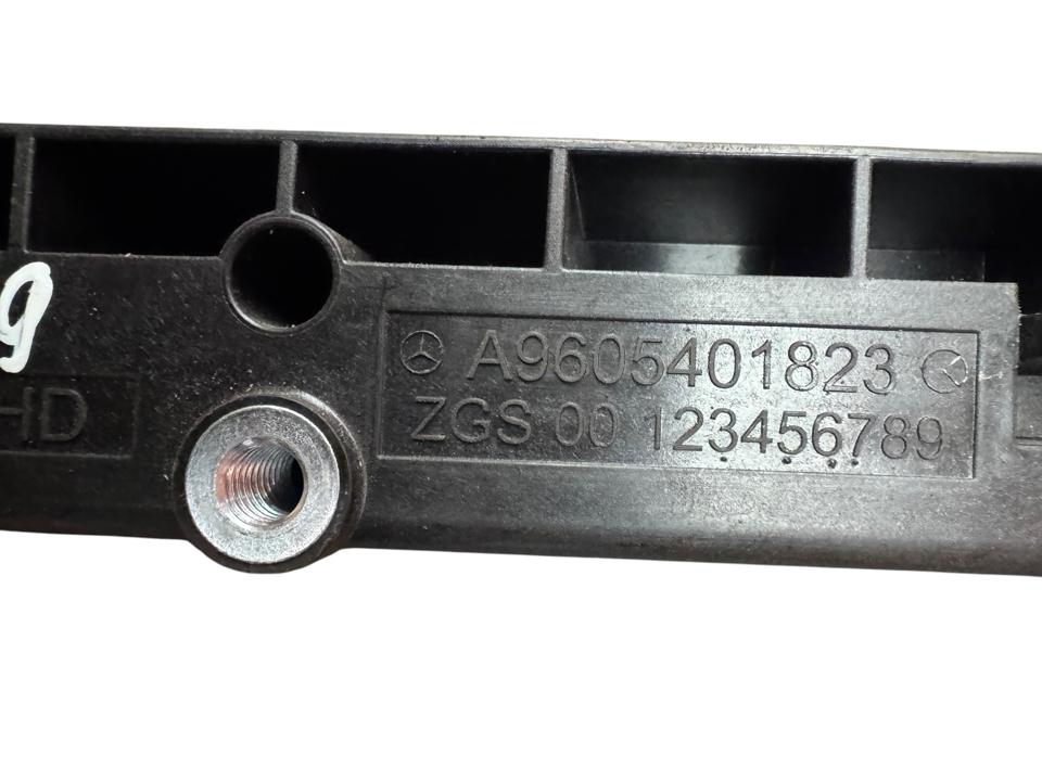 Saugiklių dėžės dangtelis A9605401823 Mercedes-Benz Trucks ACTROS MP4 / MP5 2018