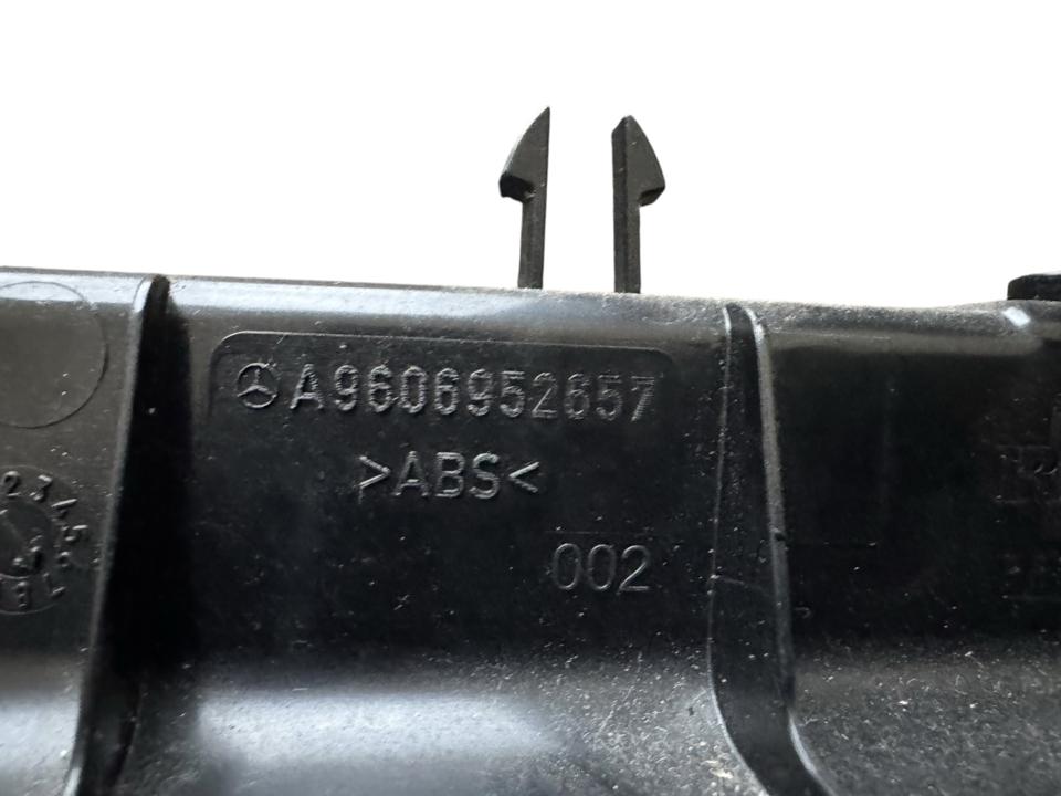 Plastikinė apdaila A9606952657 Mercedes-Benz Trucks ACTROS MP4 / MP5 2019